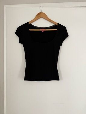 Edikted Classic Scoop Neck Black Women's Top